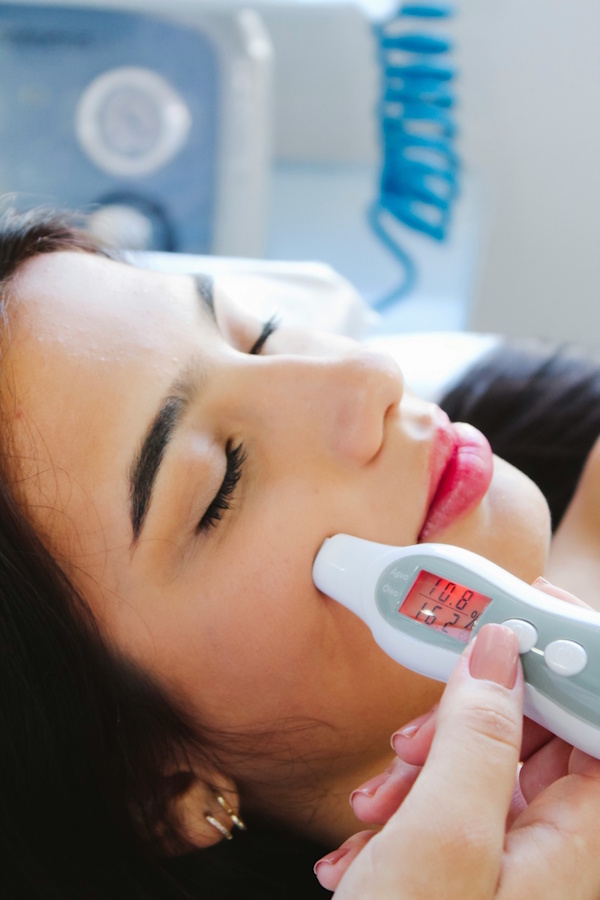 Dermatološka analiza kože uz pomoć specijaliziranog uređaja