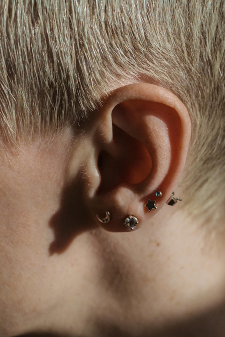 Piercing uha s elegantnim zlatnim nakitom