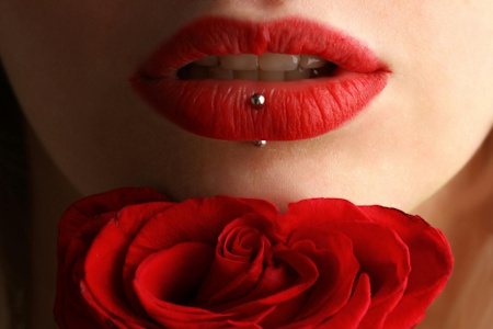 Piercing usnice s elegantnim srebrnim nakitom